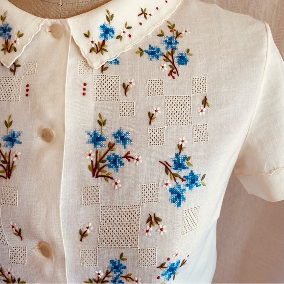 Vintage XS/S ivory/blue hand embroidered and cross-stitched short sleeve blouse - Picture 2 of 9